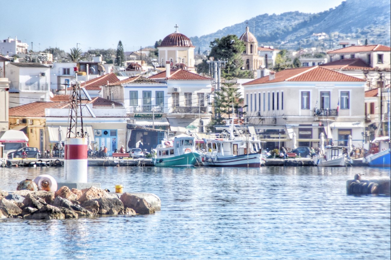 Καλωσορίζουμε το καλοκαίρι με τα στολίδια του Σαρωνικού